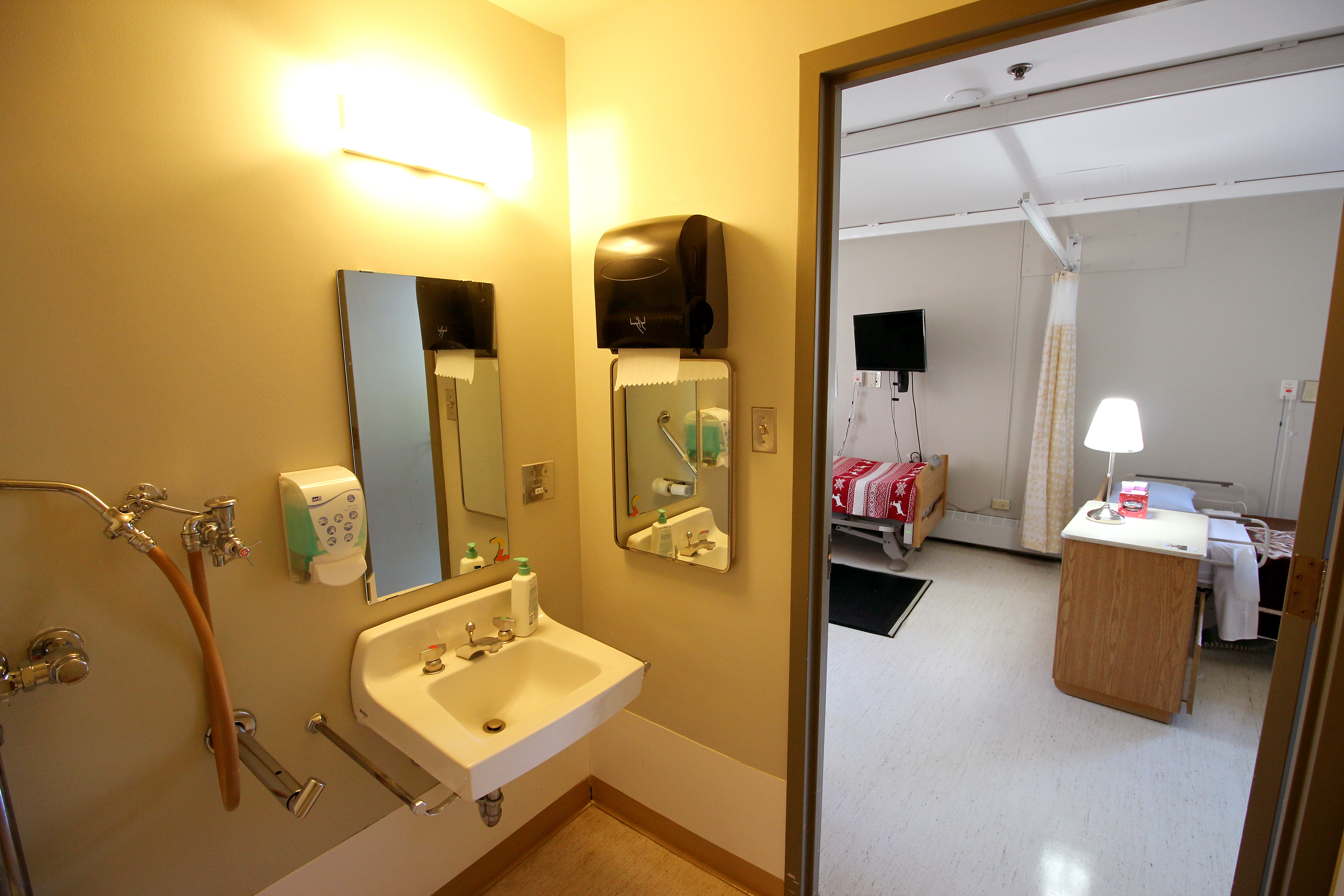 sarcee-resident-room2157